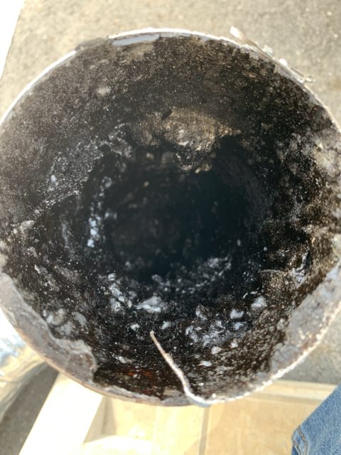 焼肉屋さんのロースターダクトの交換工事です、10年間経過するとこのように配管の中にグリスが溜まり火災の原因、又は排気量の低下に繋がります。